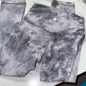 Capri length lulu align leggings with cross cross waist